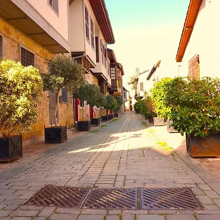 Lovely Flat With Balcony Near Hadrian's Gate Апартаменты Анталья