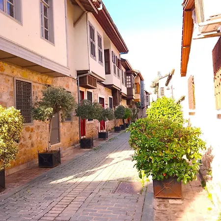 Апартаменты Lovely Flat With Balcony Near Hadrian's Gate *