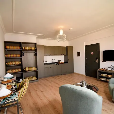 Apartment Lovely Flat With Balcony Near Hadrian's Gate *