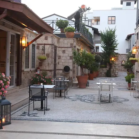 Lovely Flat With Balcony Near Hadrian's Gate Apartment Antalya