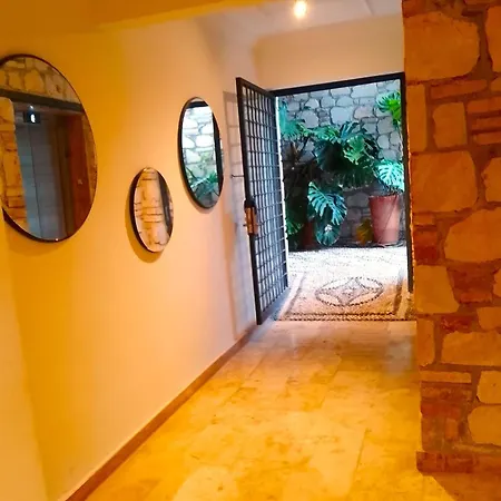 Apartment Lovely Flat With Balcony Near Hadrian's Gate *